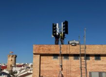 Paterna forma a sus vecinos para identificar los avisos de emergencia y actuar con rapidez Instalación de sirenas de emergencia en Paterna con trabajadores en el tejado