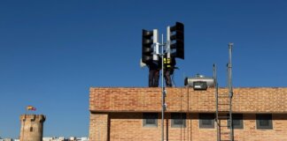 Instalación de sirenas de emergencia en Paterna con trabajadores en el tejado