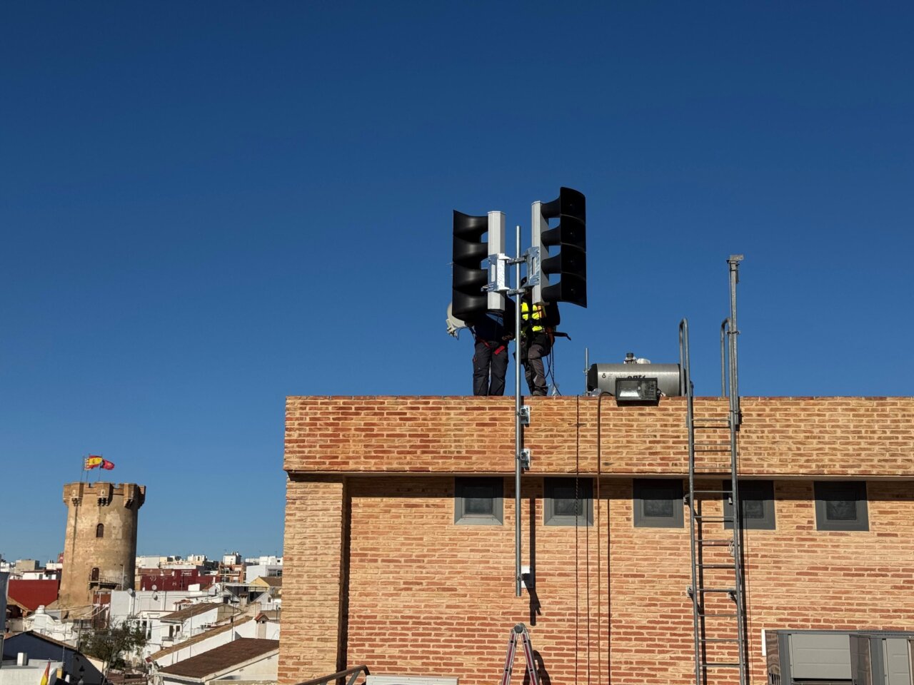 Instalación de sirenas de emergencia en Paterna con trabajadores en el tejado