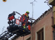 Bomberos trabajando en la fachada de un edificio en Burjassot