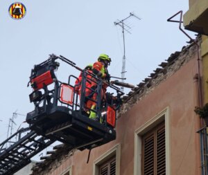 Bomberos trabajando en la fachada de un edificio en Burjassot
