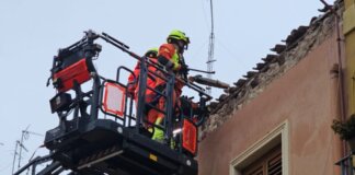 Bomberos trabajando en la fachada de un edificio en Burjassot