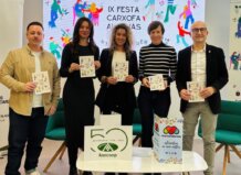 La IX Festa de la Carxofa llenará de sabor Alaquàs este febrero Presentación de la IX Festa de la Carxofa en Alaquàs con participantes sosteniendo carteles.