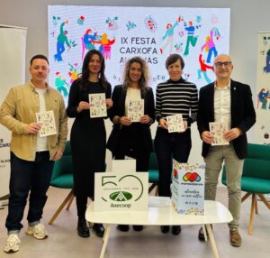Presentación de la IX Festa de la Carxofa en Alaquàs con participantes sosteniendo carteles.