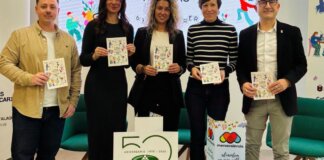 Presentación de la IX Festa de la Carxofa en Alaquàs con participantes sosteniendo carteles.