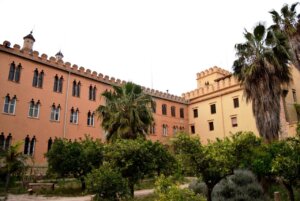 Vista del jardí de la Devesa del Castell de Burjassot con vegetación autòctona