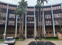 Edificio del juzgado de Instrucción en Torrent con palmeras