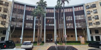 Edificio del juzgado de Instrucción en Torrent con palmeras