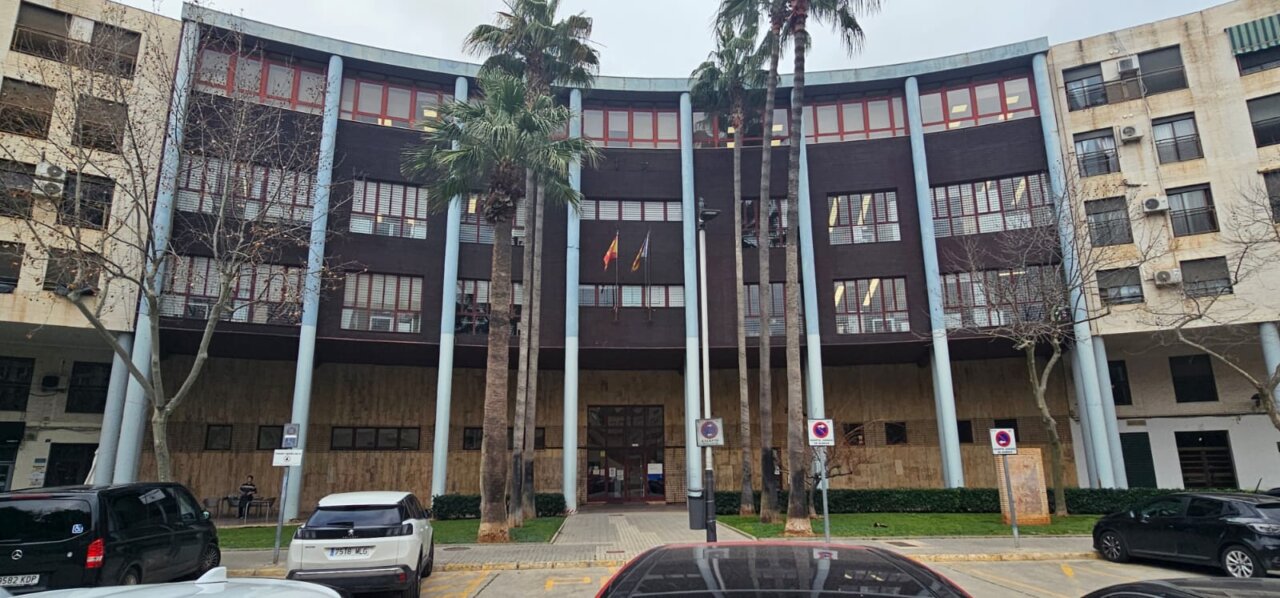 Edificio del juzgado de Instrucción en Torrent con palmeras