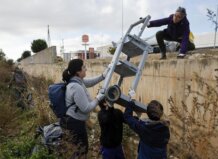 Voluntarios limpiando la ruta del colesterol en Paiporta