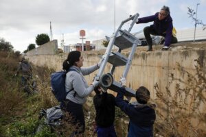 Voluntarios limpiando la ruta del colesterol en Paiporta