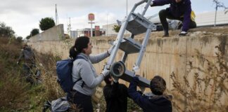 Voluntarios limpiando la ruta del colesterol en Paiporta