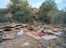 El Ayuntamiento de Manises investiga vertidos ilegales de residuos contaminantes.