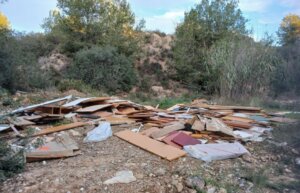 El Ayuntamiento de Manises investiga vertidos ilegales de residuos contaminantes.