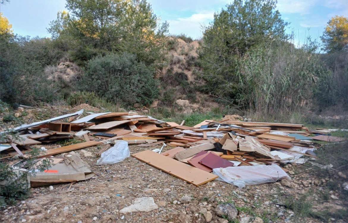 El Ayuntamiento de Manises investiga vertidos ilegales de residuos contaminantes.