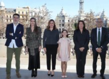 Grupo de mantenedores con las falleras mayores en un evento