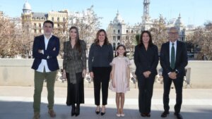 Grupo de mantenedores con las falleras mayores en un evento