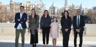 Grupo de mantenedores con las falleras mayores en un evento