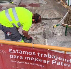 Trabajos de mantenimiento en la vía pública de Paterna para mejorar el entorno urbano.