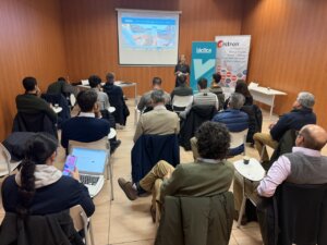 Presentación del mapa solar en el Parque Empresarial Táctica con asistentes