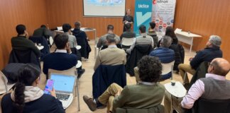 Presentación del mapa solar en el Parque Empresarial Táctica con asistentes