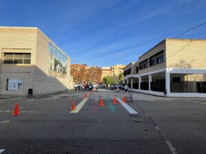 Vista de la marcha solidaria en el CEIP Les Sitges de Burjassot