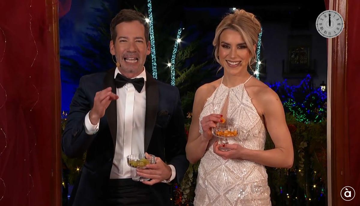 Presentadores de À Punt celebrando las campanadas de fin de año. À Punt