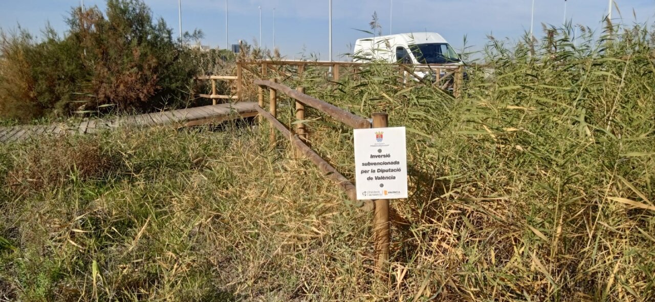 Acceso a la playa de Massalfassar con valla y puente de madera renovados