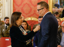 Ceremonia de entrega de la Cruz al Mérito Militar al alcalde de Sedaví