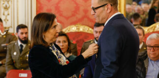 Ceremonia de entrega de la Cruz al Mérito Militar al alcalde de Sedaví