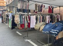 Puestos de ropa en el mercado municipal de La Pobla de Farnals