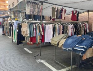 Puestos de ropa en el mercado municipal de La Pobla de Farnals