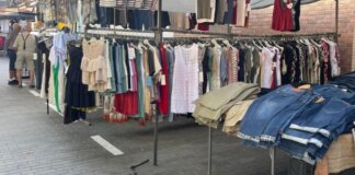 Puestos de ropa en el mercado municipal de La Pobla de Farnals