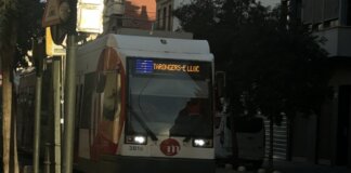 Tranvía de Metrovalencia en el tramo Tarongers a Doctor Lluch.