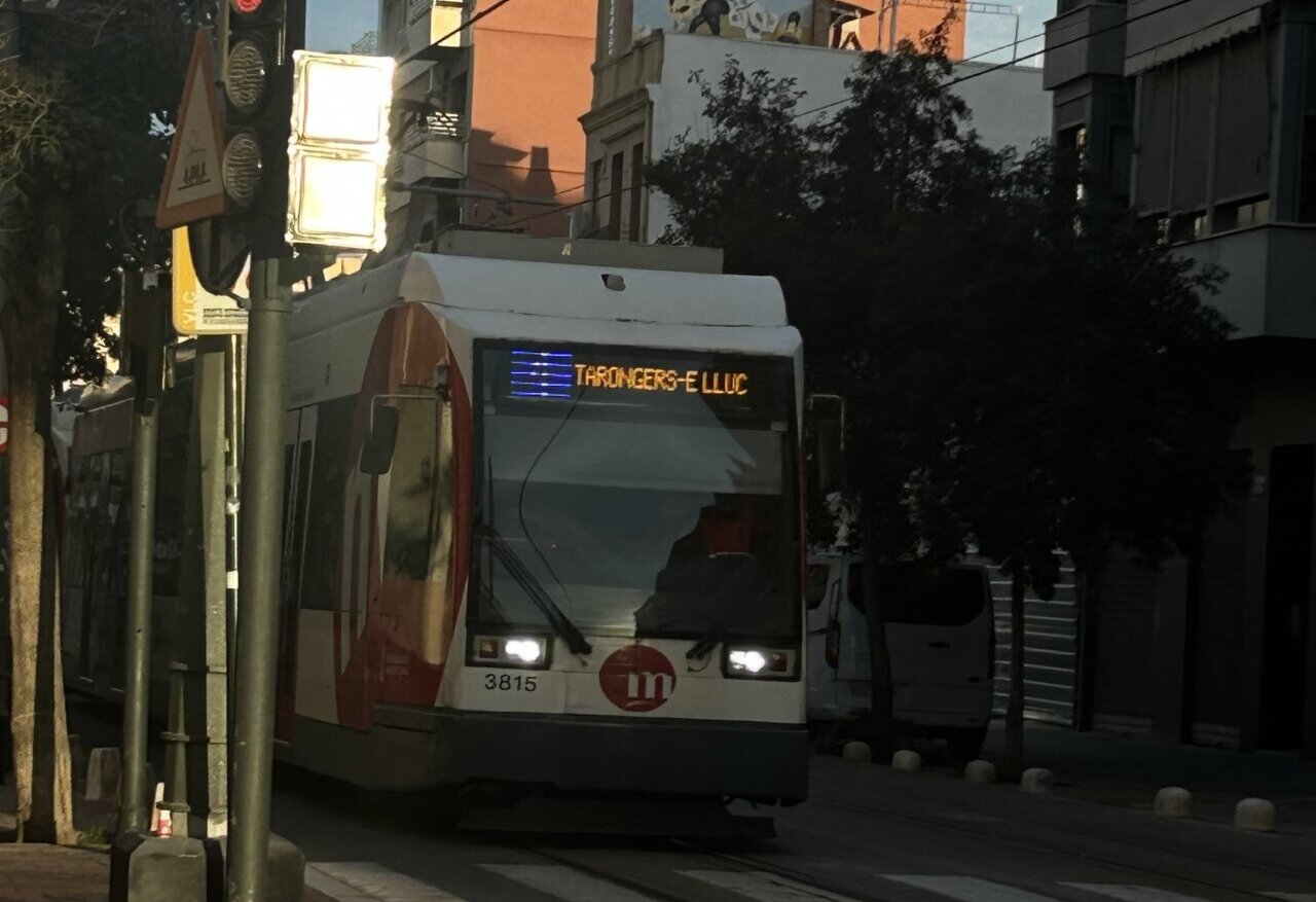 Tranvía de Metrovalencia en el tramo Tarongers a Doctor Lluch.