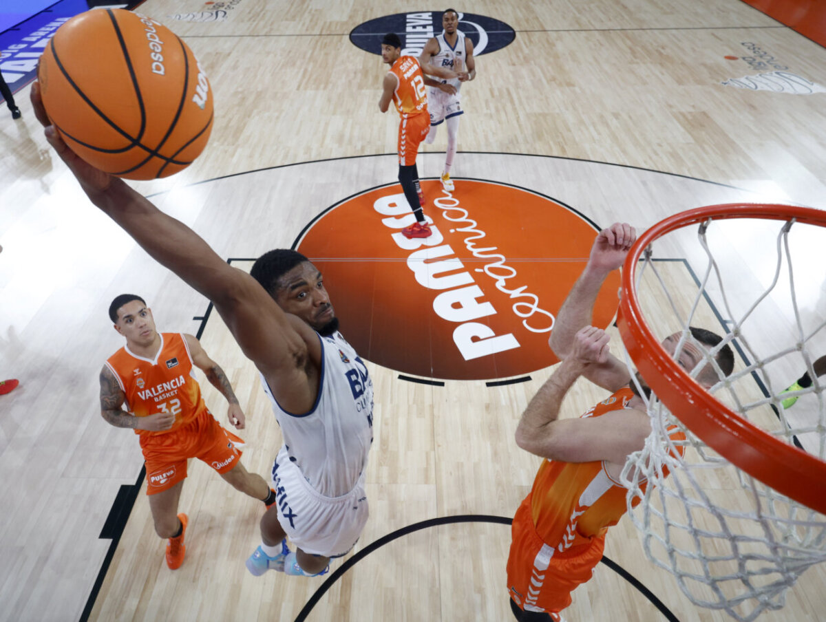 Jugador del Valencia Basket defendiendo un mate del Baxi Manresa en el Roig Arena.