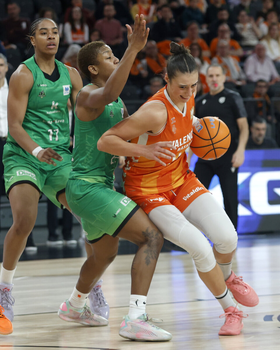 Jugadoras de Valencia Basket y Kutxabank Araski en acción durante el partido.