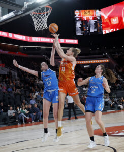 Jugadora de Valencia Basket en acción durante el partido contra Perfumerías Avenida.