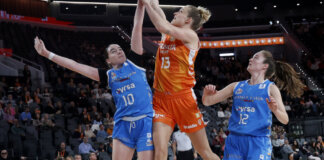Jugadora de Valencia Basket en acción durante el partido contra Perfumerías Avenida.