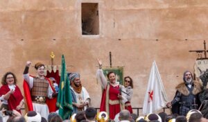 Celebración del Mig Any de Moros y Cristianos en Torrent con participantes en trajes tradicionales