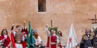 Celebración del Mig Any de Moros y Cristianos en Torrent con participantes en trajes tradicionales