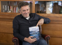 Mikel Santiago presenta su libro La chica del lago, una historia de misterio y secretos.