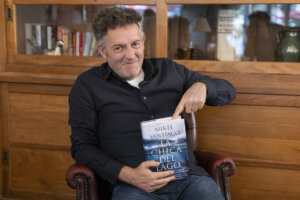 Mikel Santiago presenta su libro La chica del lago, una historia de misterio y secretos.