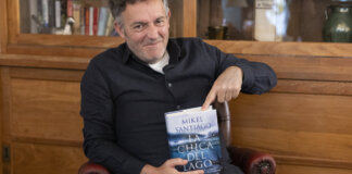 Mikel Santiago presenta su libro La chica del lago, una historia de misterio y secretos.