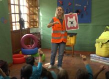 Educadora interactuando con niños en un taller de lectura en Mislata