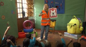 Educadora interactuando con niños en un taller de lectura en Mislata