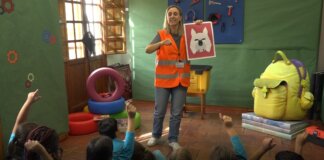 Educadora interactuando con niños en un taller de lectura en Mislata