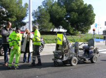 Trabajadores discutiendo sobre obras de asfaltado en un polígono industrial