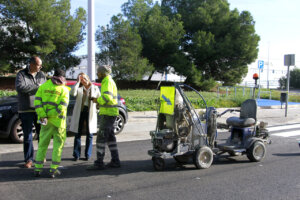 Trabajadores discutiendo sobre obras de asfaltado en un polígono industrial