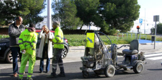 Trabajadores discutiendo sobre obras de asfaltado en un polígono industrial